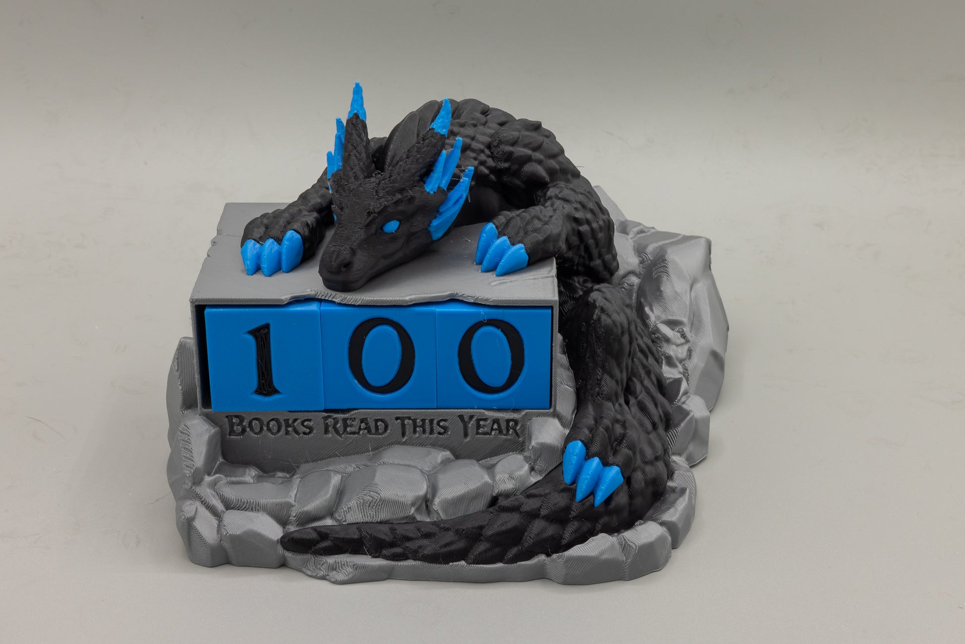 Dragon Reading Hoard Book Counter — Blue Hoard variant with electric blue accent dice, 3D printed by MacPack3D